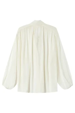 Blusa esvoaçante com laçada
