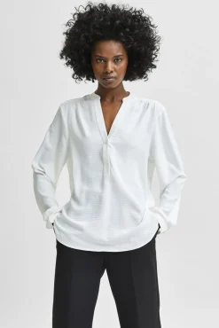 Blusa fluida com decote em bico confecionada com materiais reciclados.