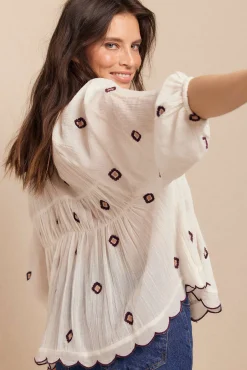 Blusa franzida bordada