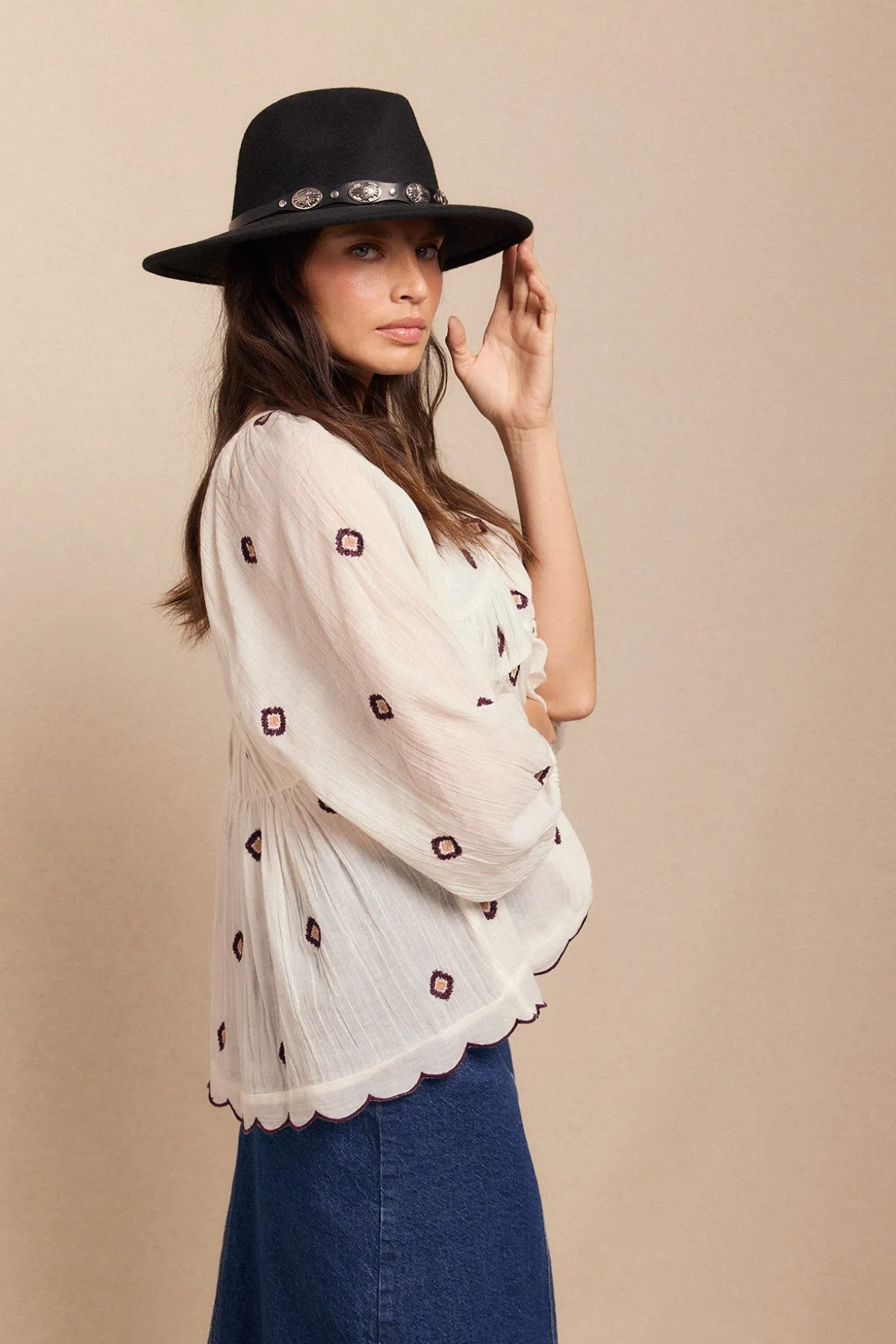 Blusa franzida bordada