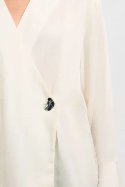 Blusa gola V com detalhe metálico