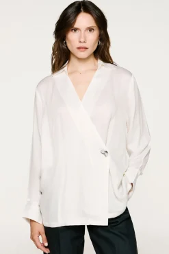 Blusa gola V com detalhe metálico
