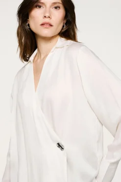Blusa gola V com detalhe metálico