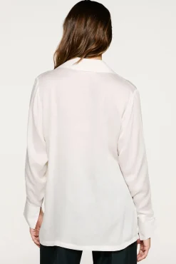 Blusa gola V com detalhe metálico