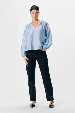 Blusa larga com gola em bico