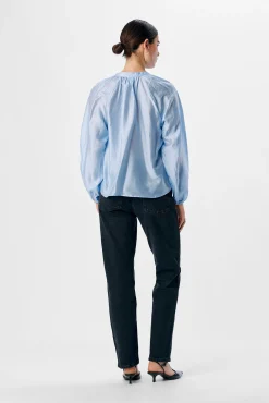 Blusa larga com gola em bico