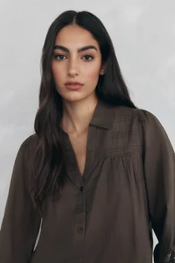 Blusa lisa larga bordada