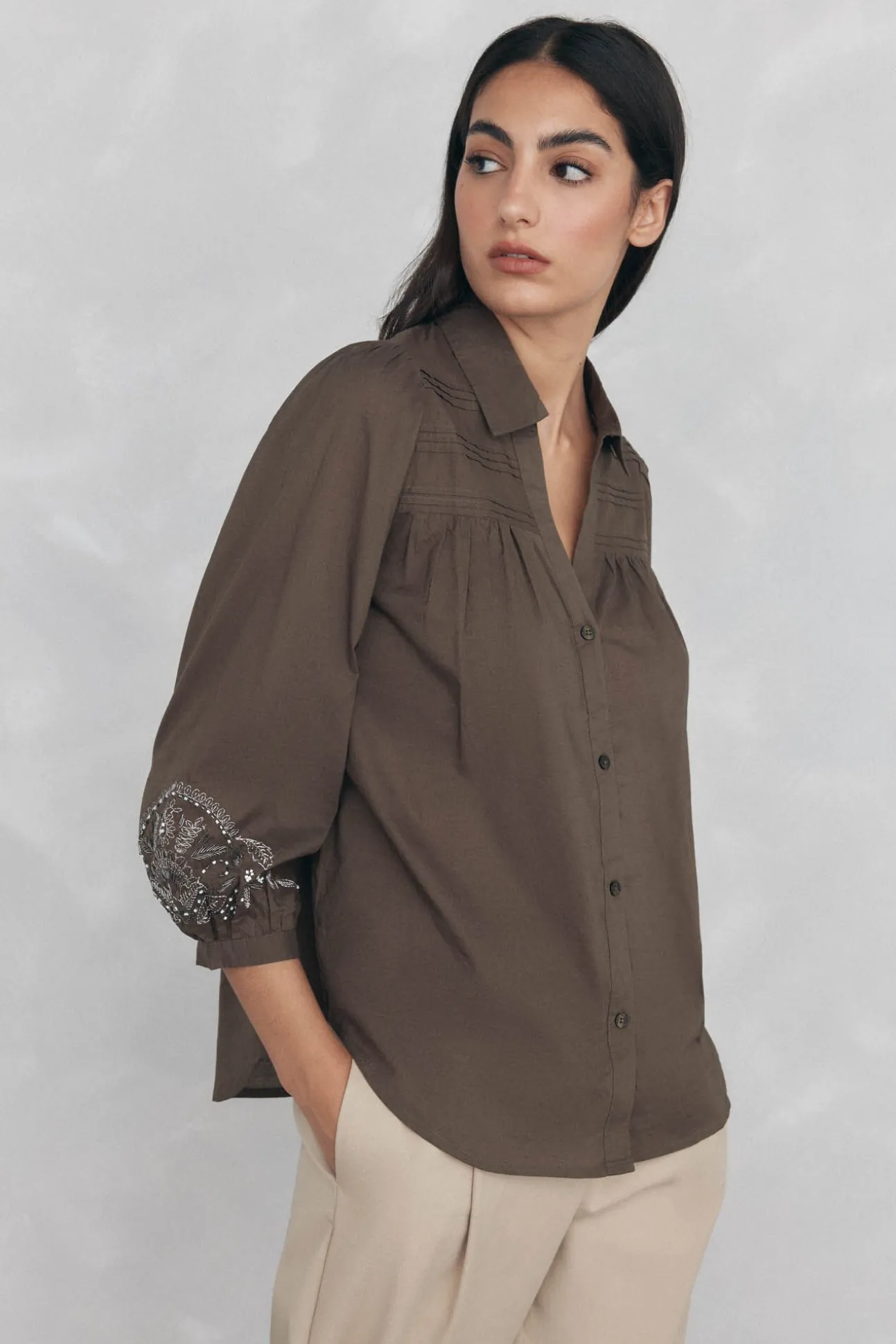 Blusa lisa larga bordada