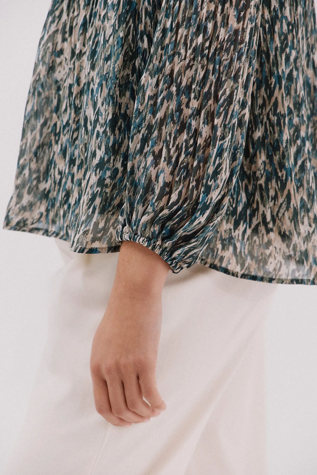 Blusa plissada contrastante