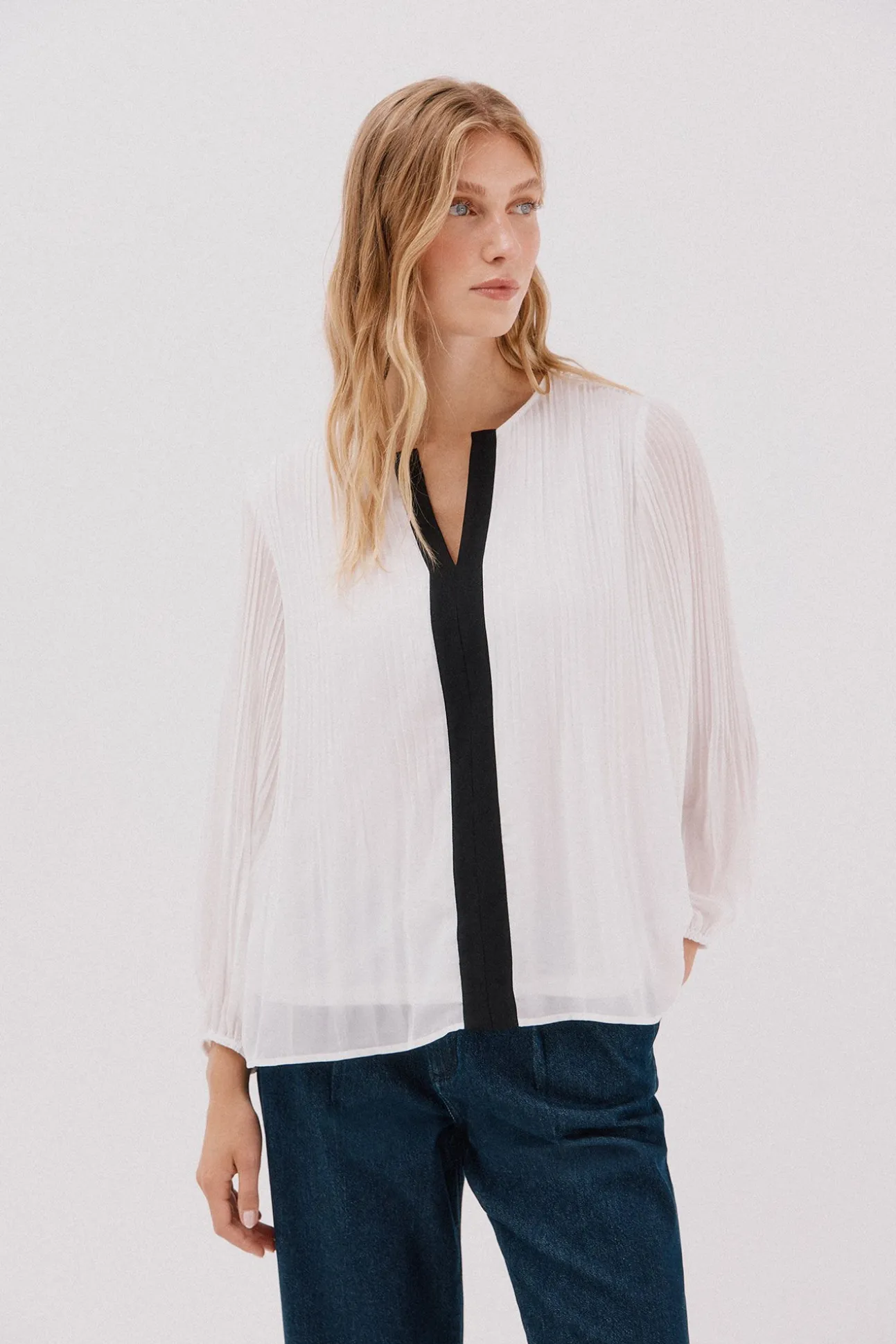 Blusa plissada contrastante
