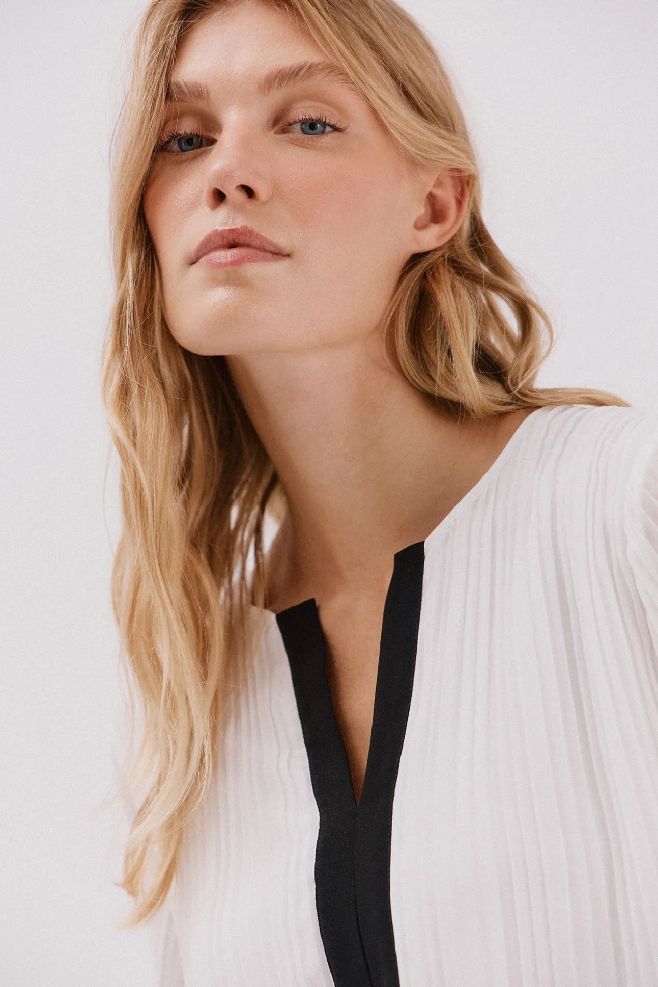 Blusa plissada contrastante