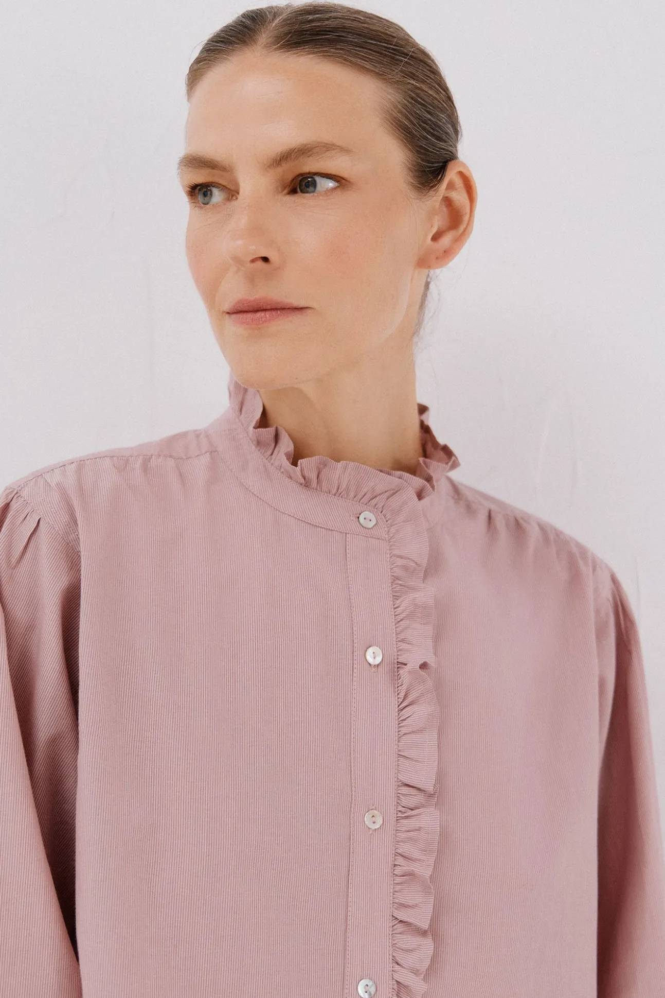 Blusa riscas com gola franzida