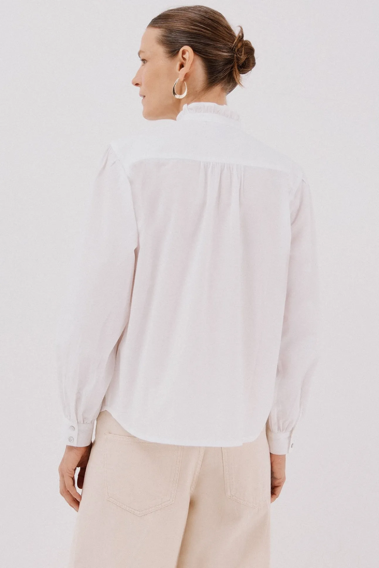 Blusa riscas com gola franzida