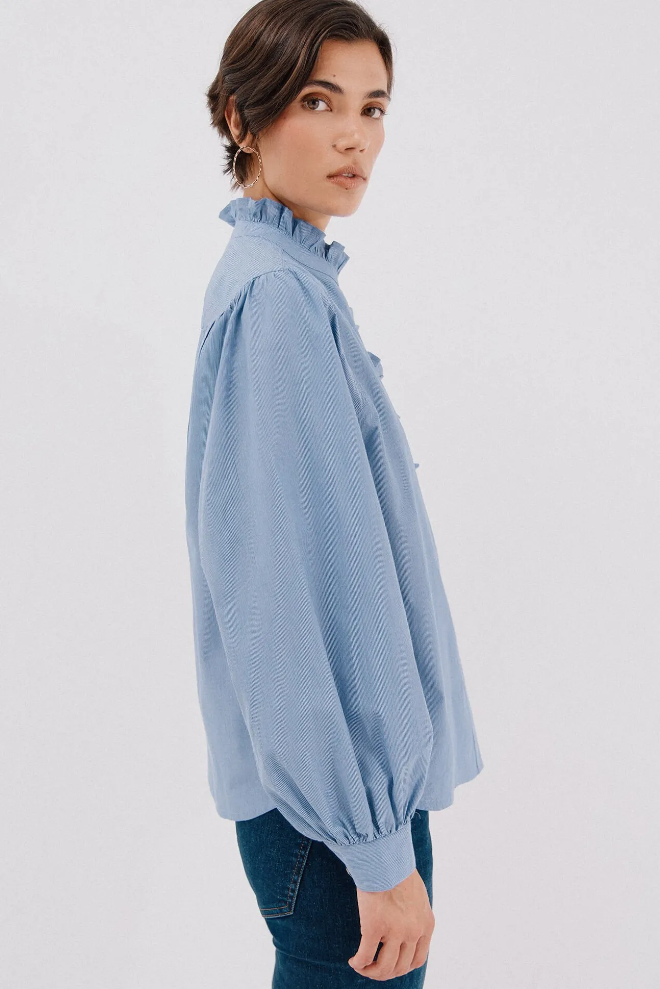Blusa riscas com gola franzida