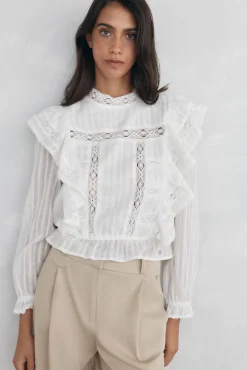Blusa romântica com folho