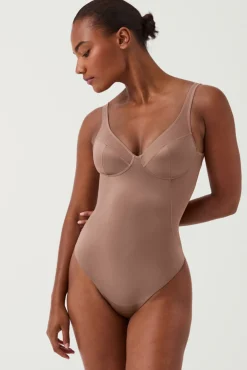 Body modelador de tule de cetim e tanga de compressão de cetim