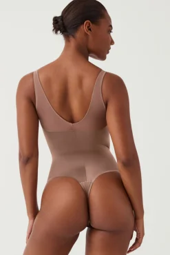 Body modelador de tule de cetim e tanga de compressão de cetim