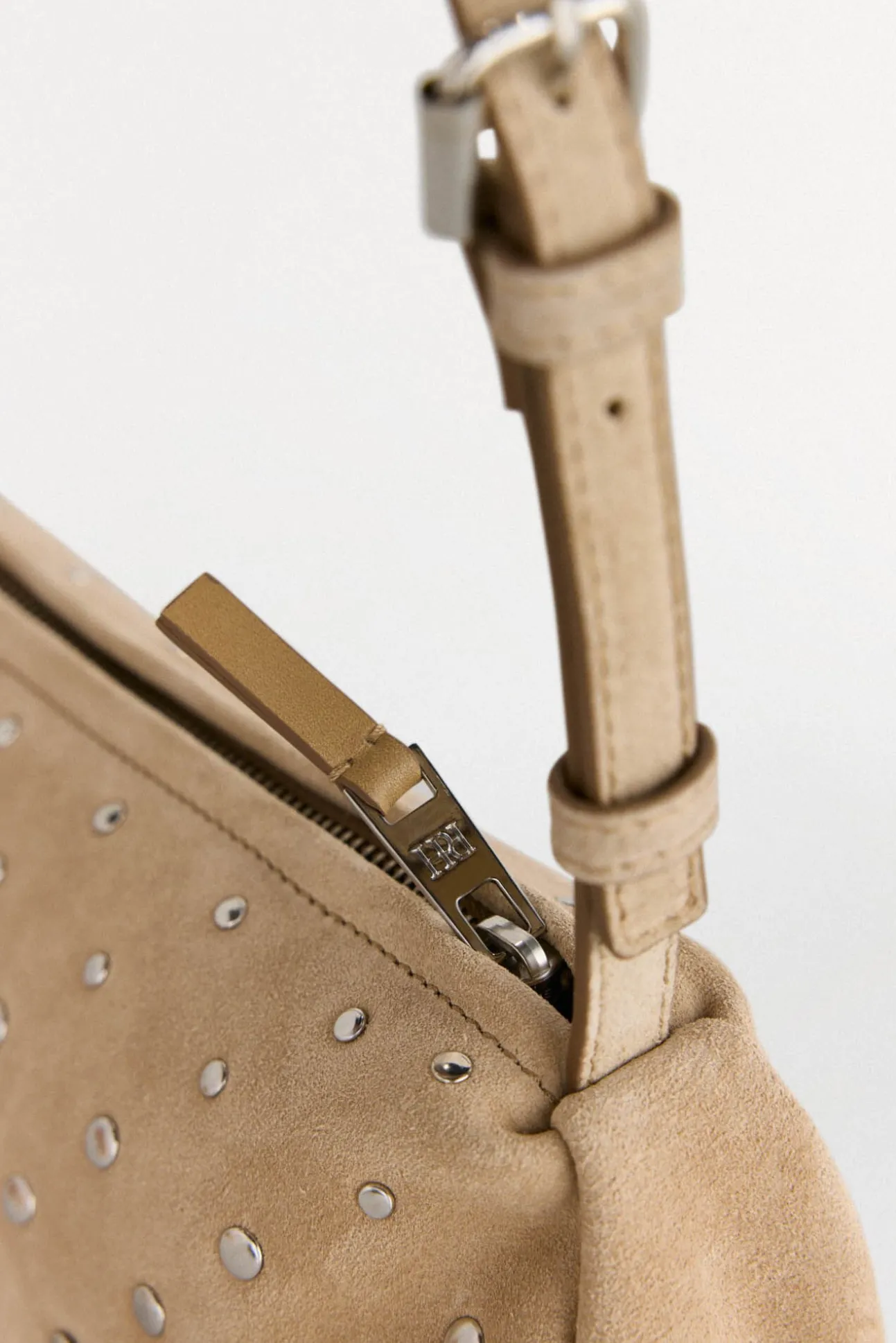 Bolsa de ombro em pele cravejado