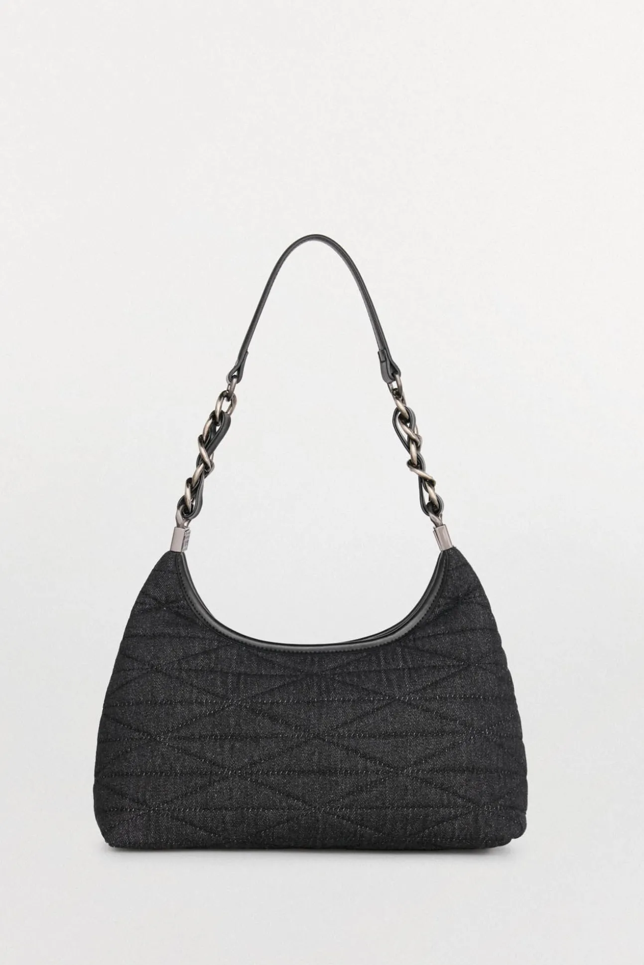 Bolsa hobo acolchoada com alça de pele e corrente
