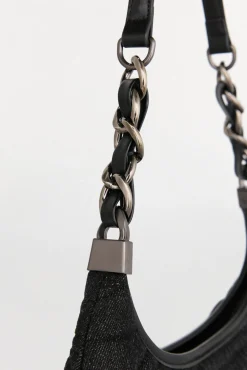 Bolsa hobo acolchoada com alça de pele e corrente