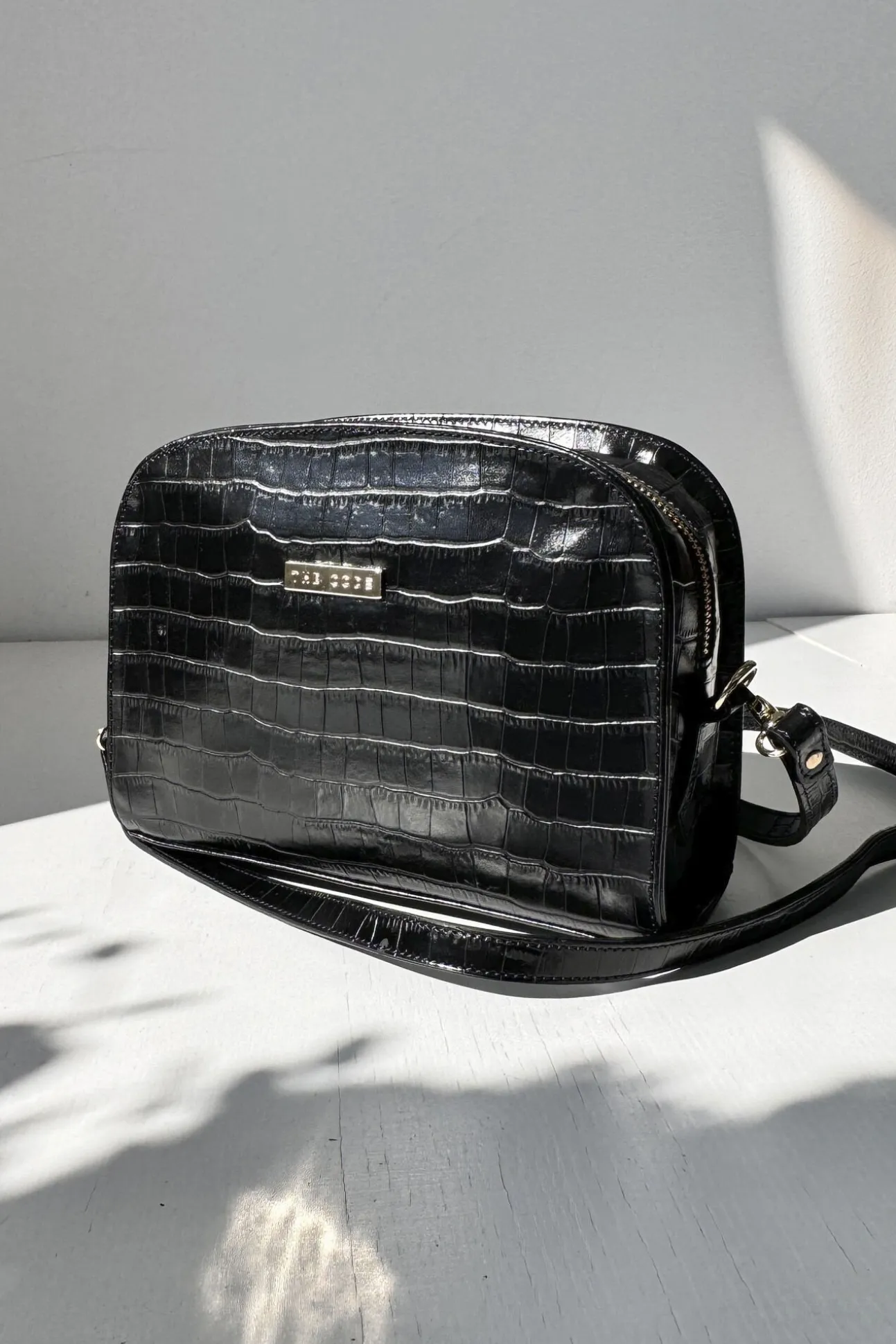 Bolsa tiracolo Cassandra preta