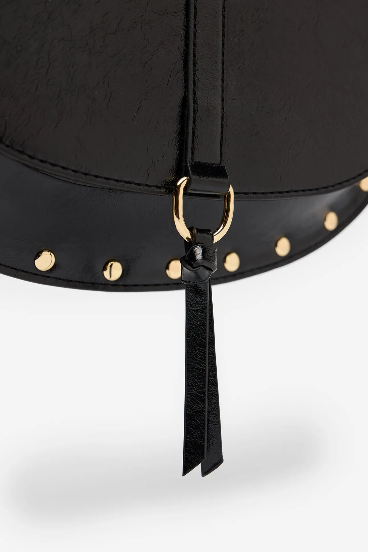 Bolsa transversal com lapela e alças