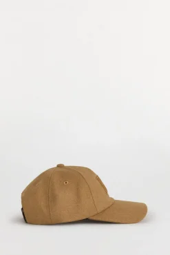 Boné com viseira de têxtil