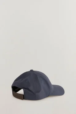 Boné com viseira de têxtil