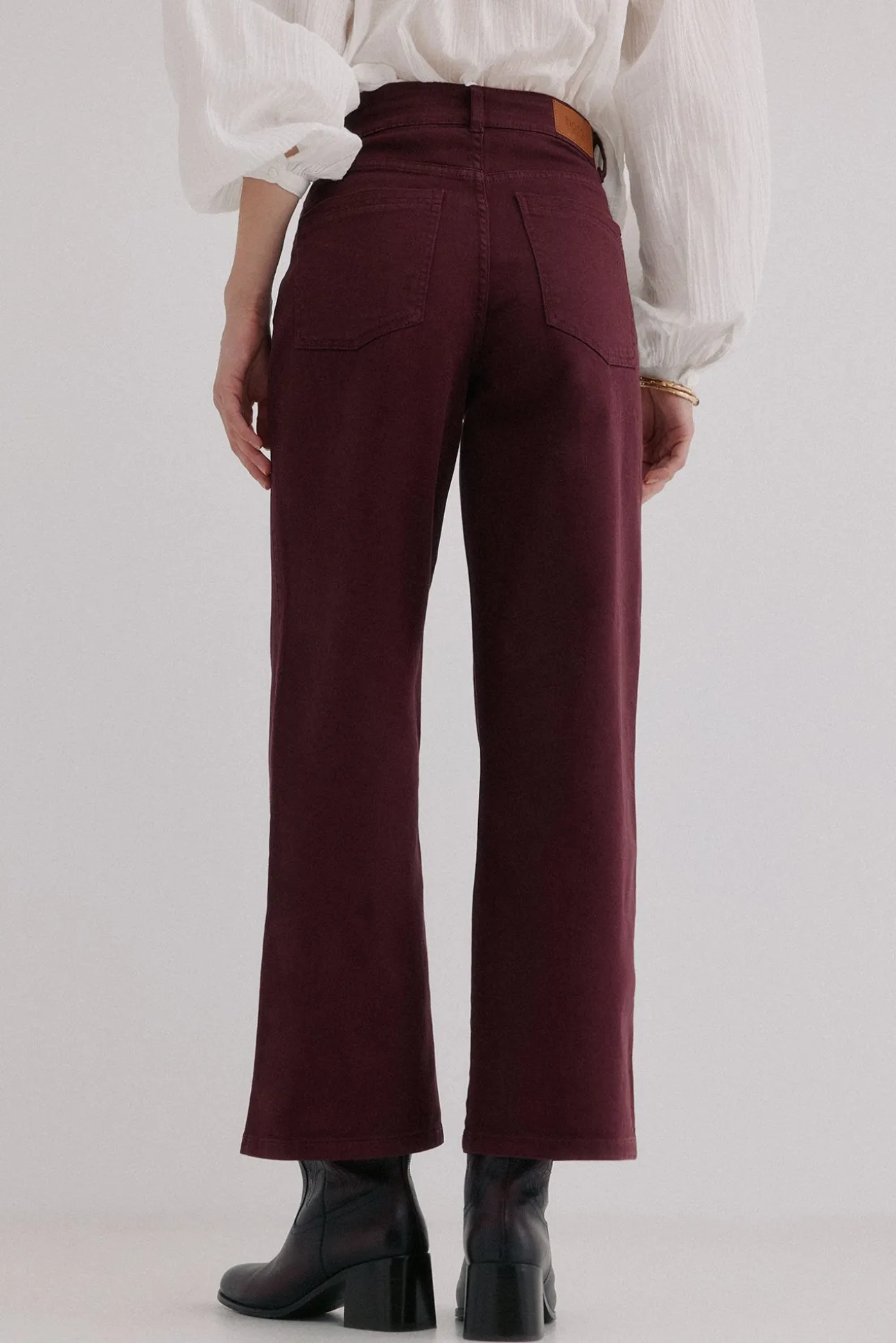 Bonnie. Calça jeans de perna larga