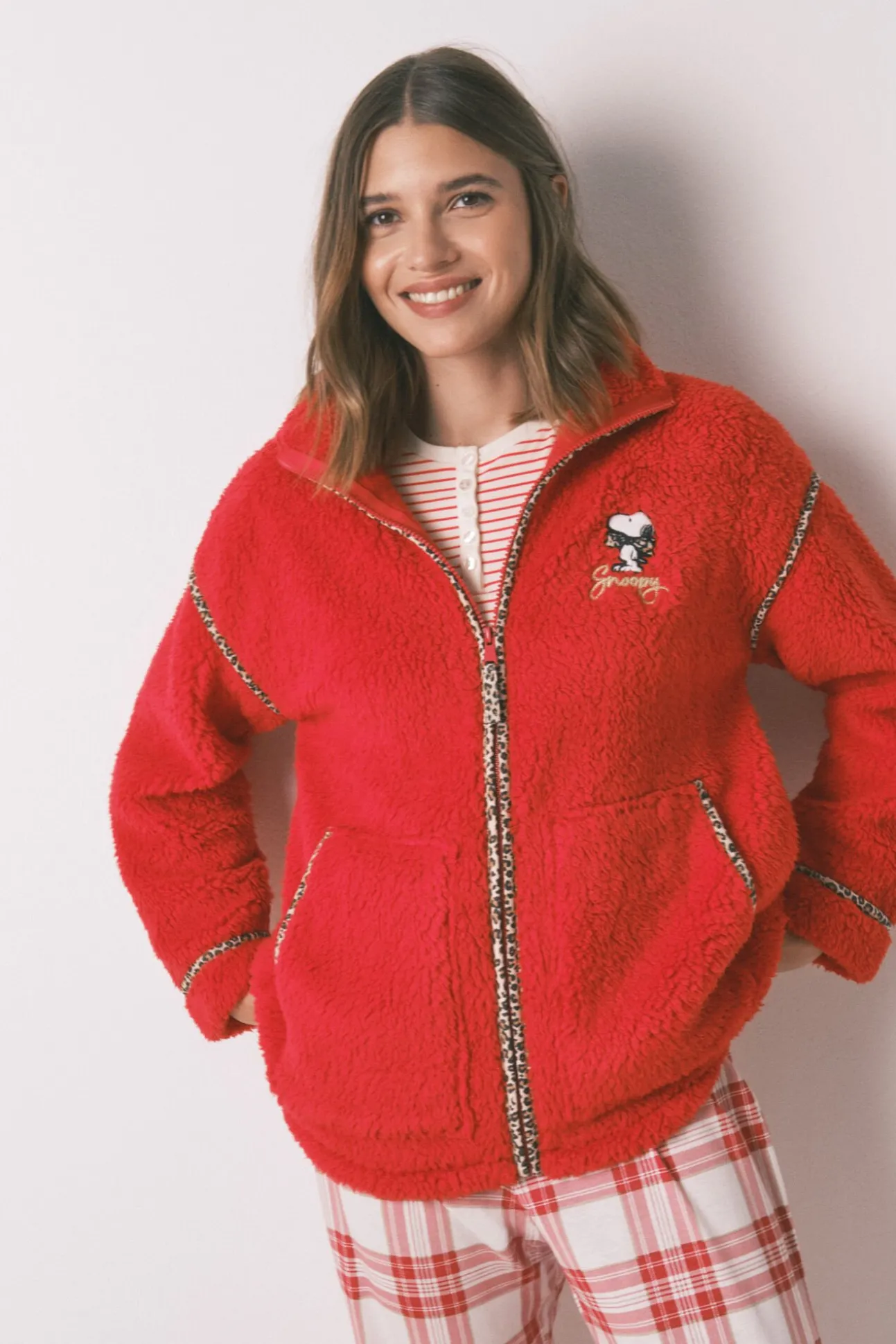 Borrego robe de pele de carneiro vermelha com bordado do Snoopy