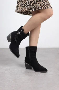 Bota de camurça com franjas