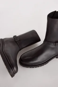 Bota de cano curto de pele com fivela de logo