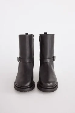 Bota de cano curto de pele com fivela de logo