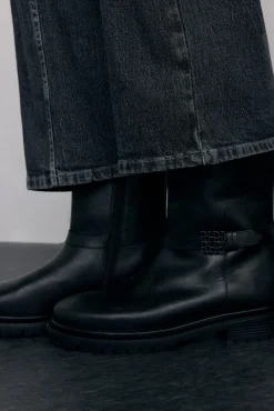 Bota de cano curto de pele com fivela de logo