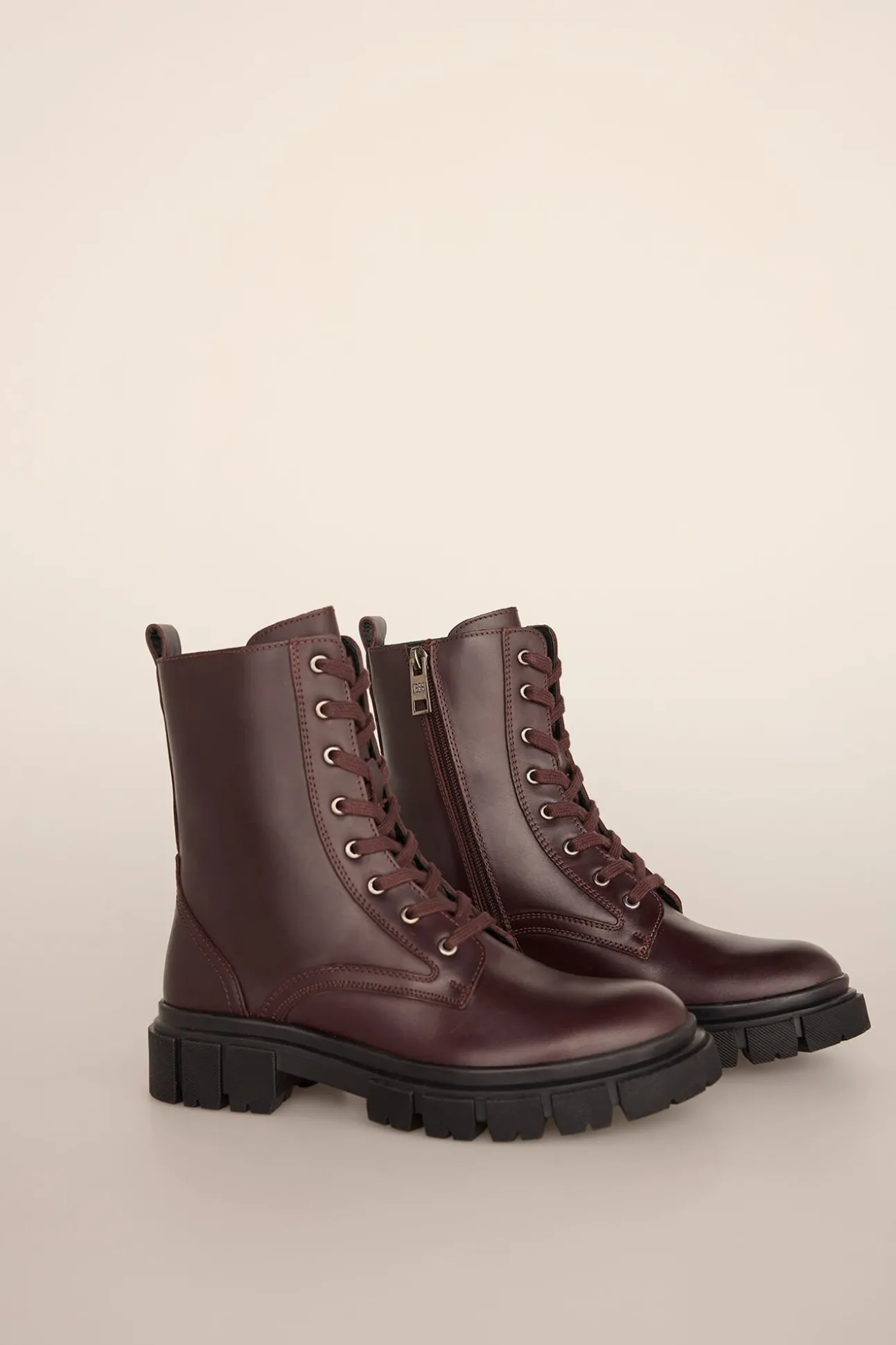 Bota de combate de pele