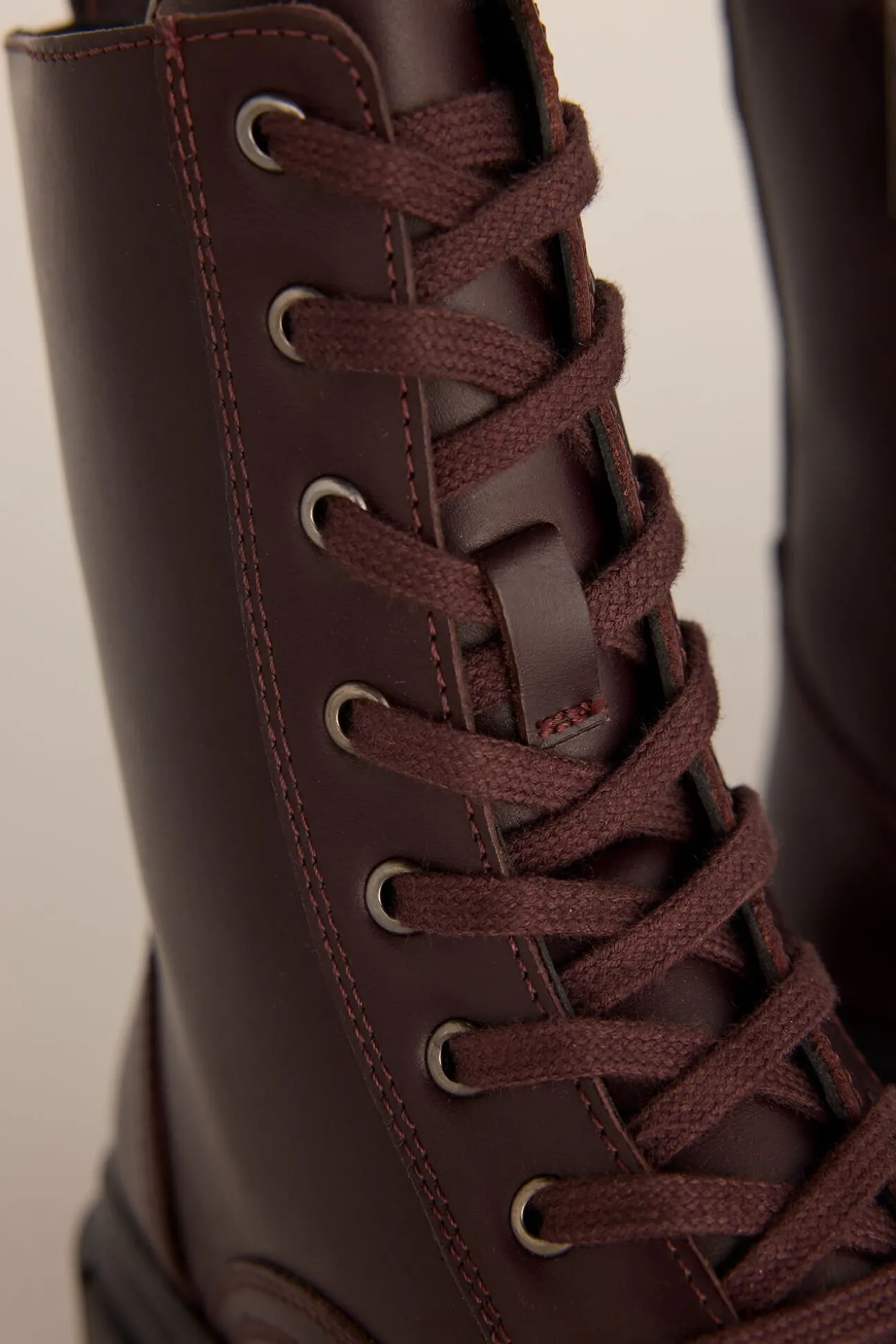 Bota de combate de pele