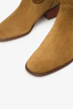 Bota de croute com costuras contrastantes