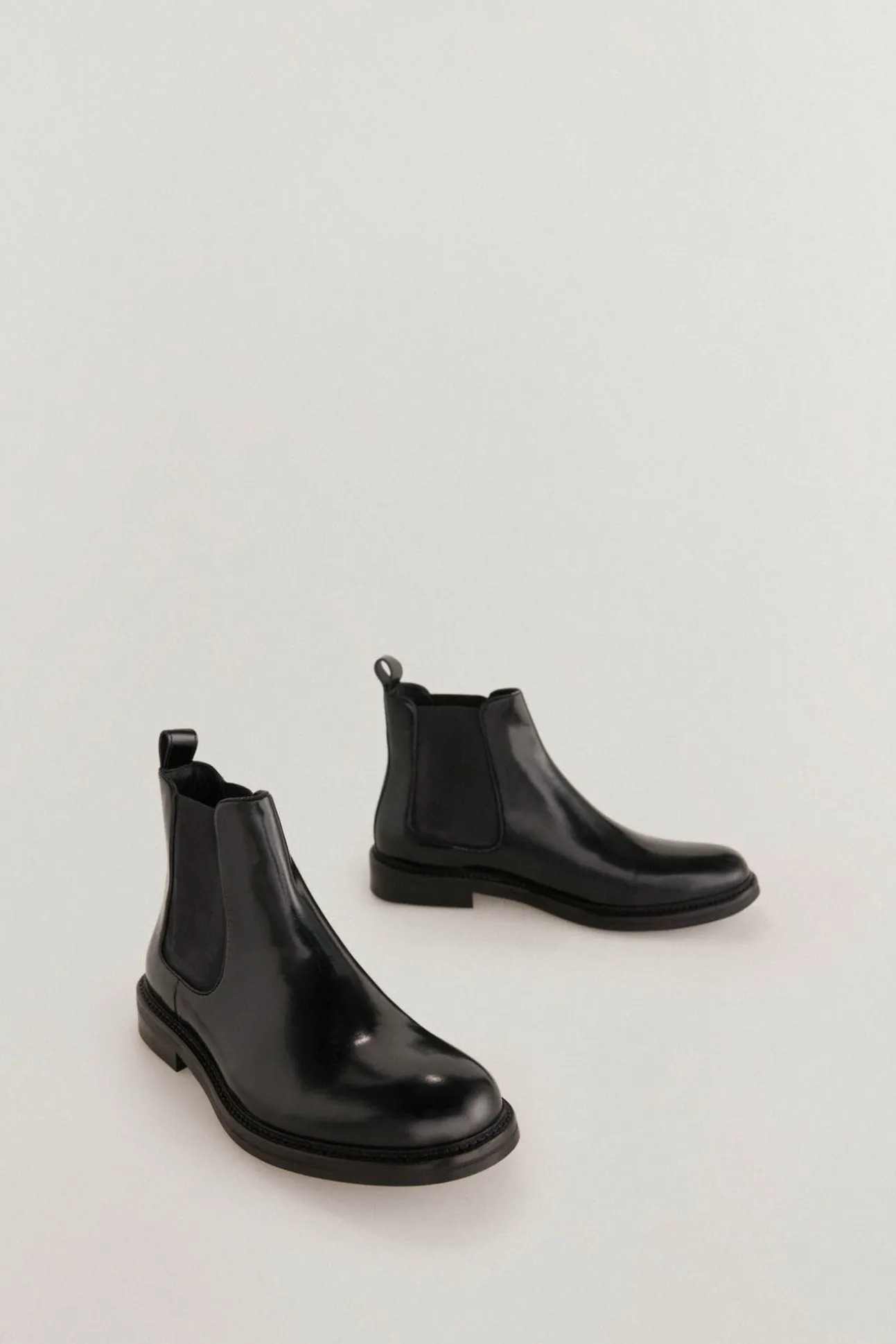 Bota de pele com elásticos laterais