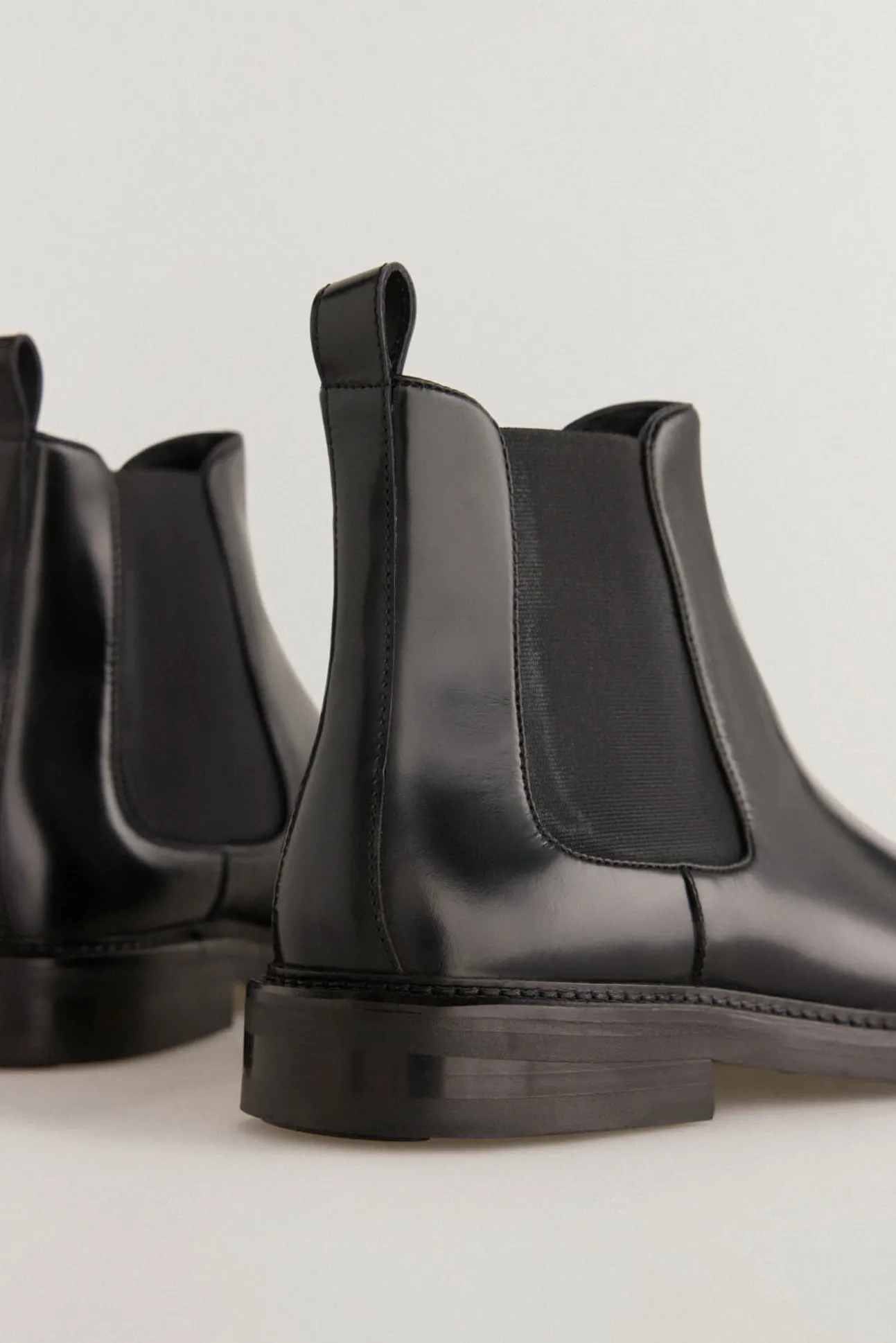 Bota de pele com elásticos laterais