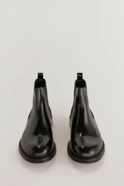 Bota de pele com elásticos laterais