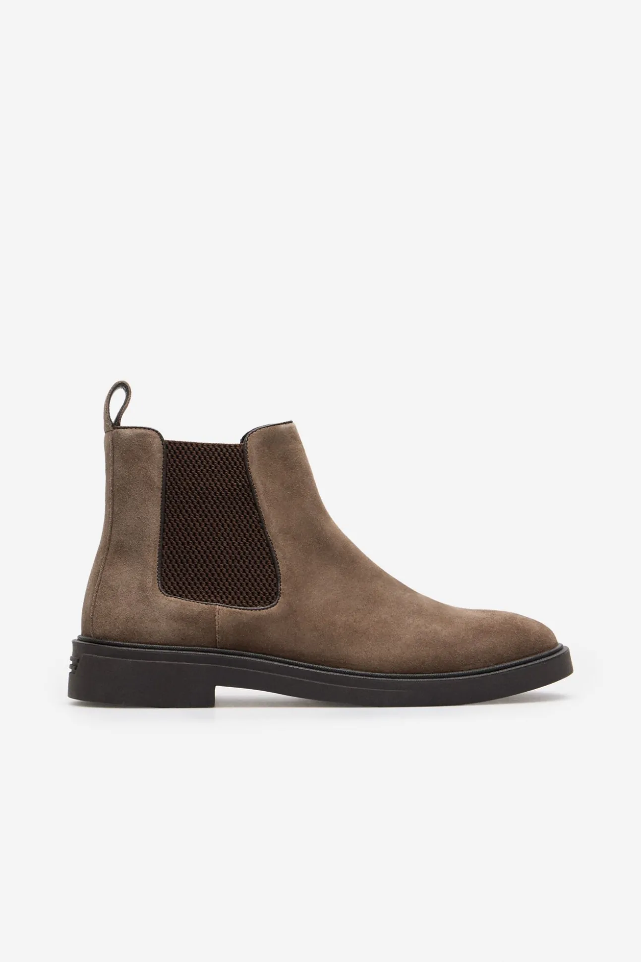 Bota de pele com elásticos laterais