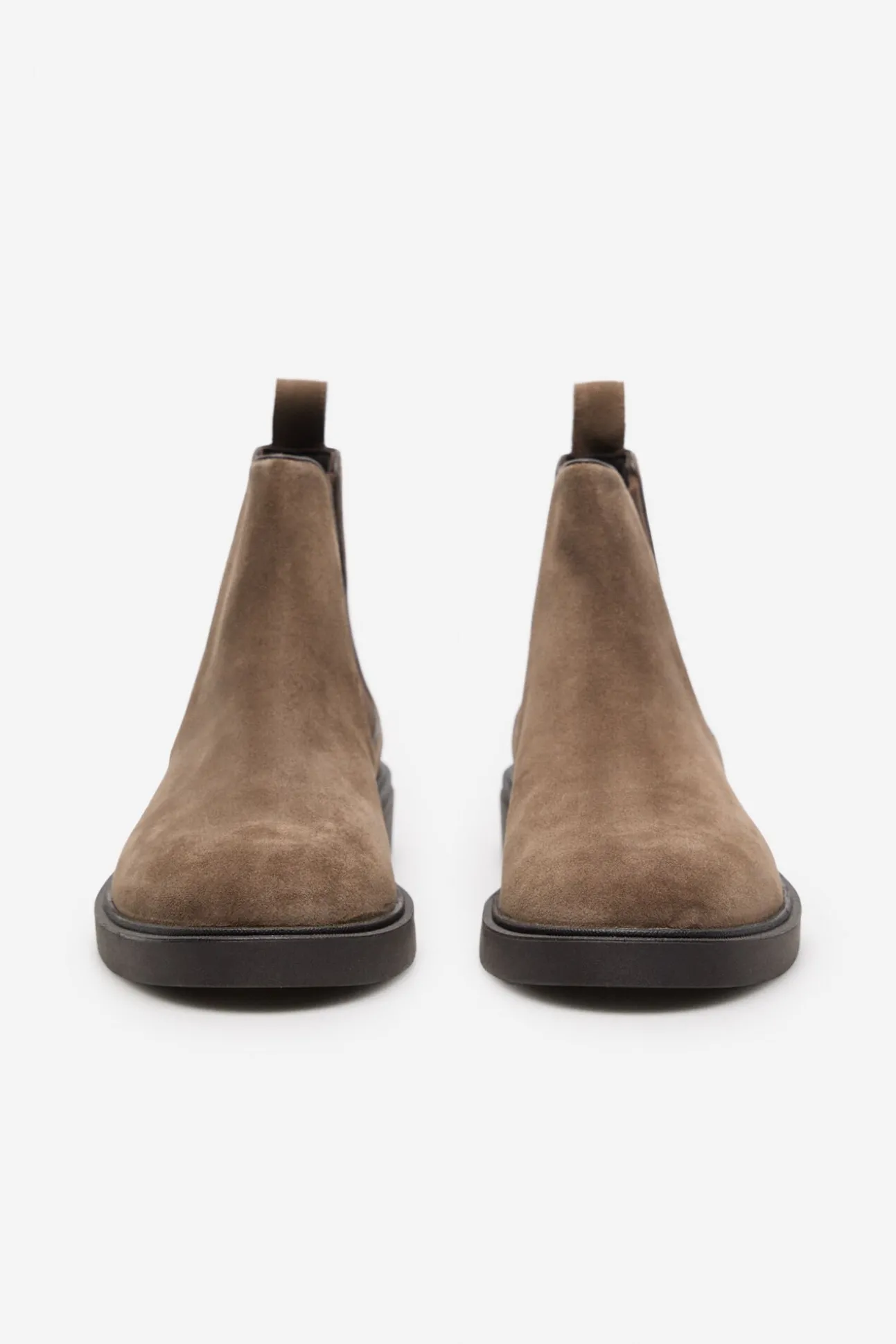 Bota de pele com elásticos laterais