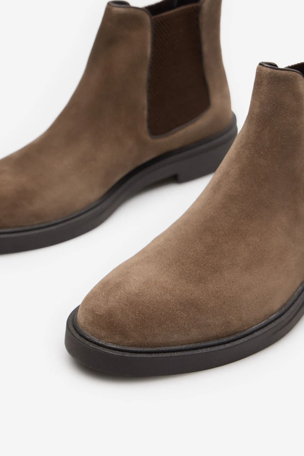Bota de pele com elásticos laterais