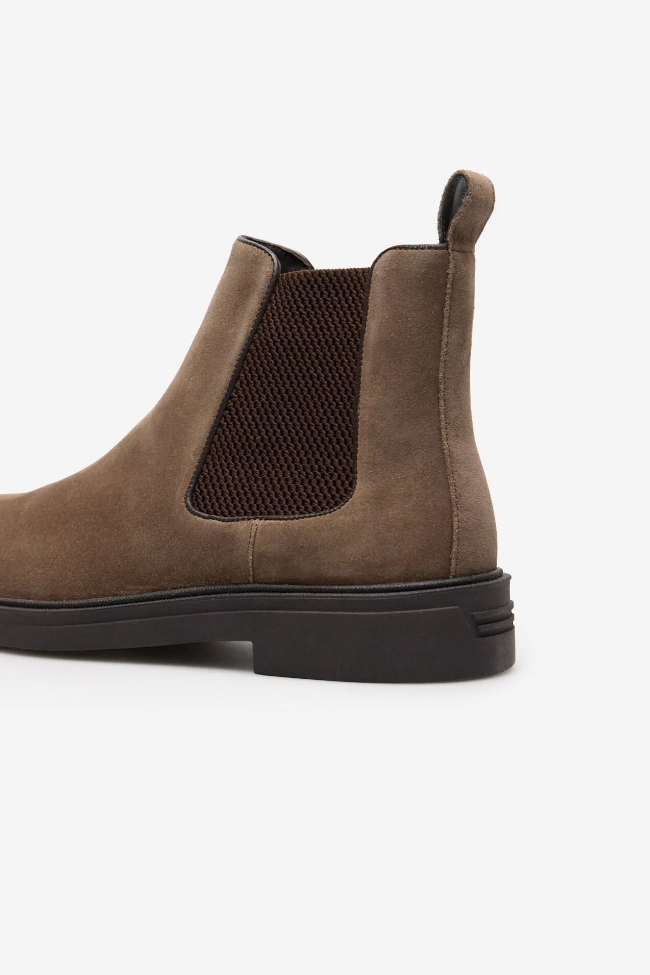 Bota de pele com elásticos laterais