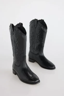 Bota de pele plana