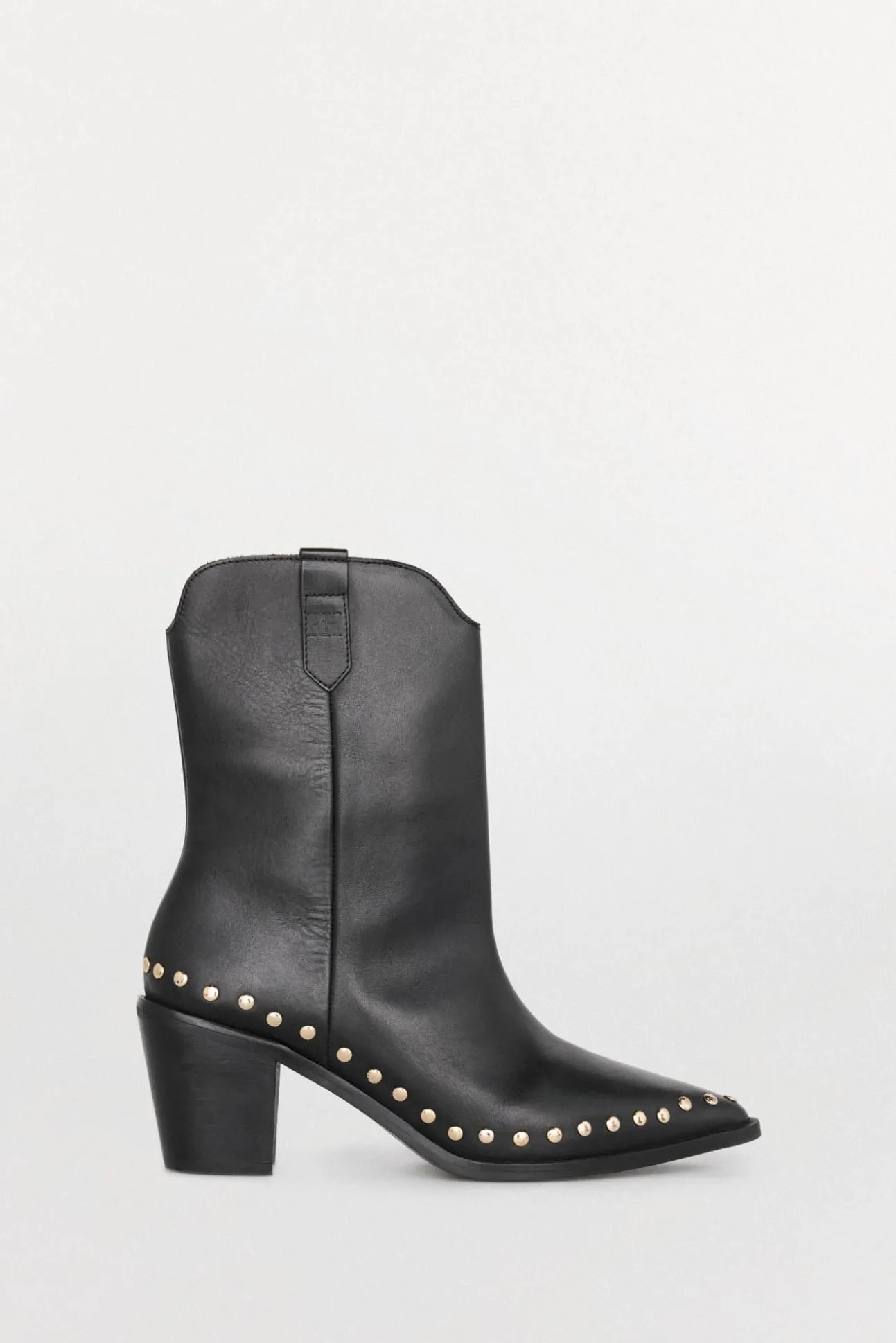 Bota de salto cravejado em pele