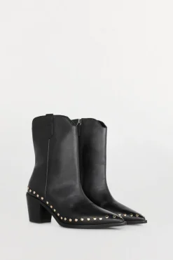 Bota de salto cravejado em pele