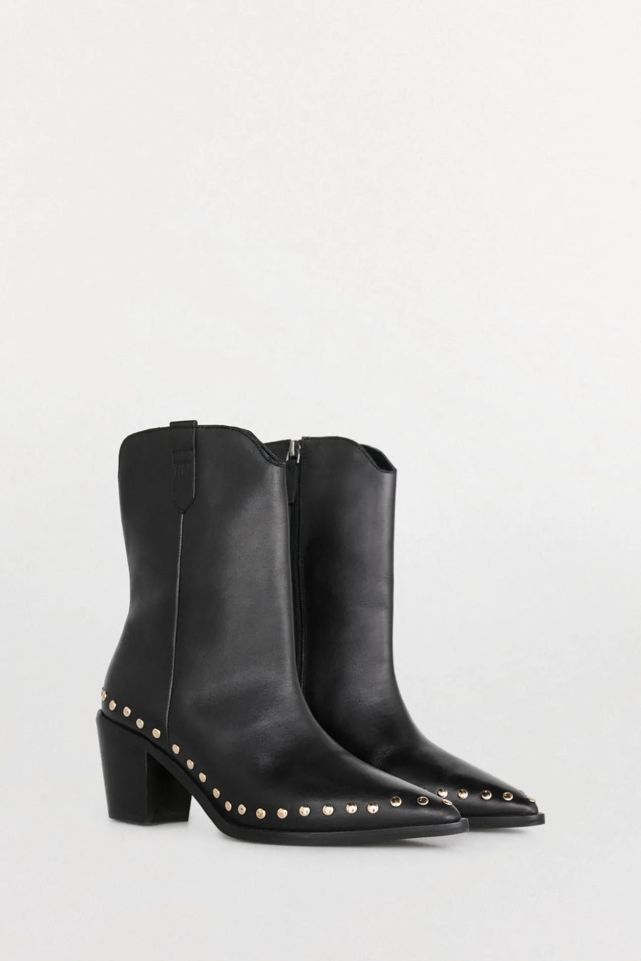 Bota de salto cravejado em pele