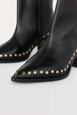 Bota de salto cravejado em pele