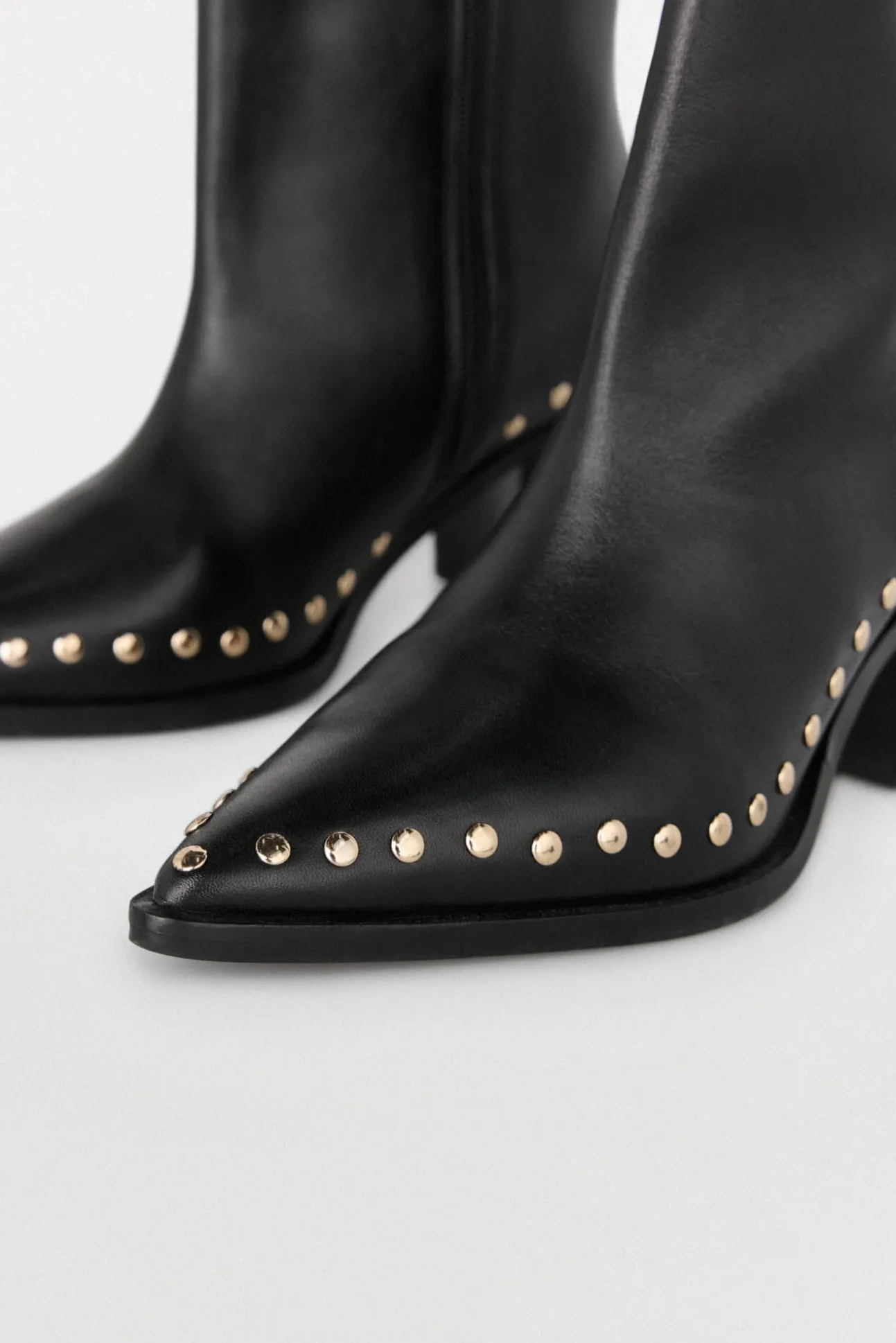 Bota de salto cravejado em pele